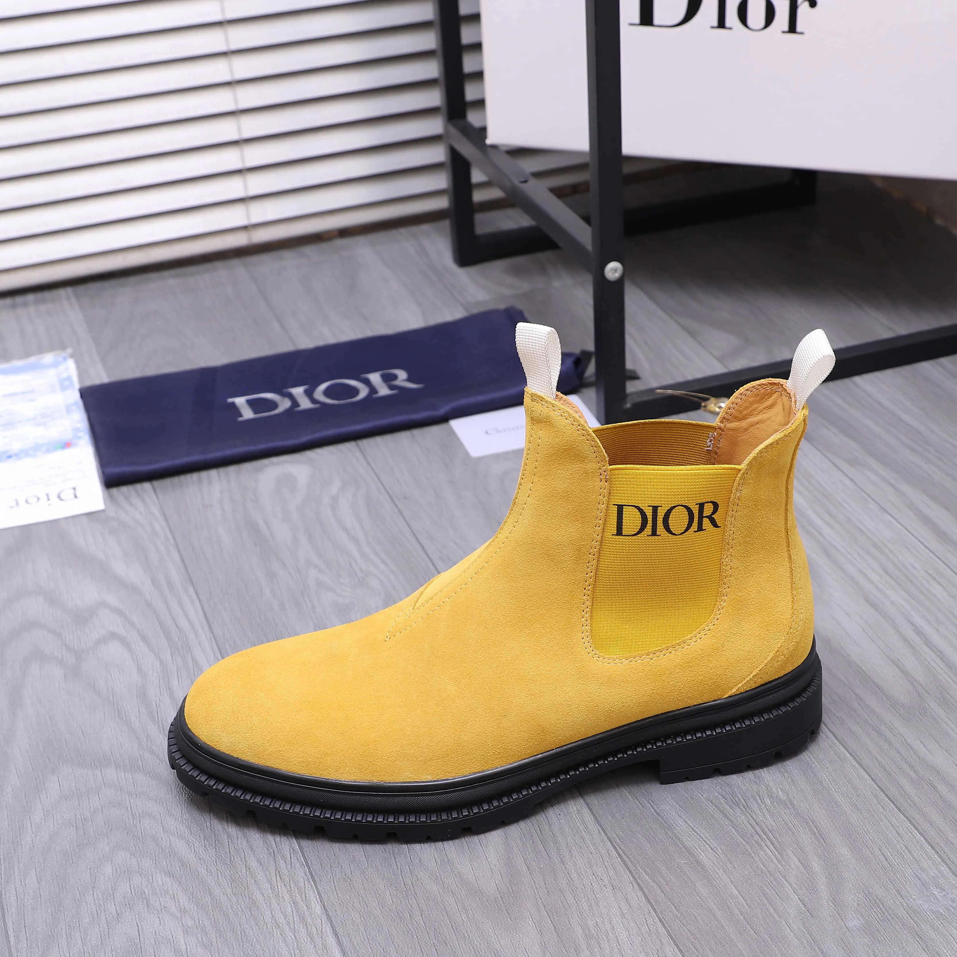 Men's shoes 💰500 Product trademark: Dior "Dior" high-top casual shoes Regular size: 38-45 (45 is custom-made and non-returnable) Product materials: Selected frosted cowhide upper, cowhide lining, rubber non-slip outsole